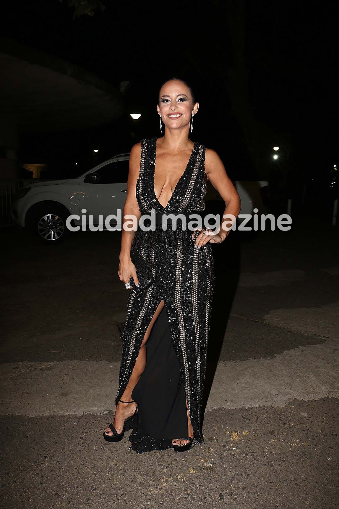 Lourdes Sánchez lució un mega escote enla gala (Fotos: Movilpress). 