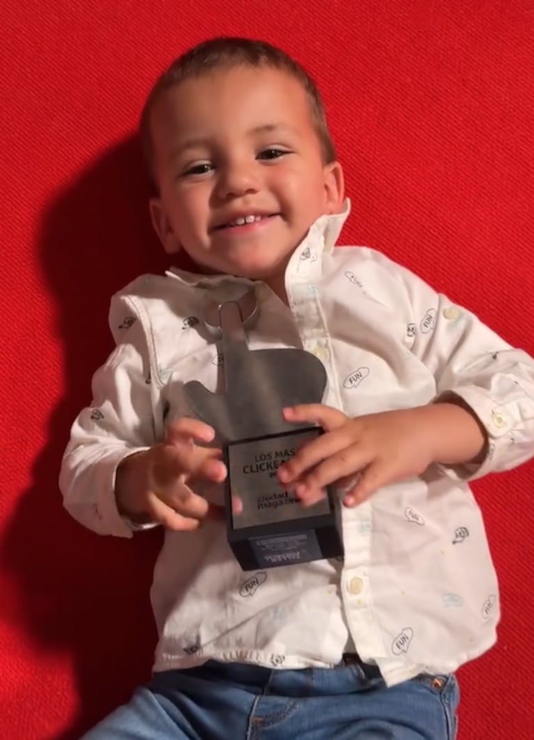 Luca con su premio en Los Más Clickeados 2024.