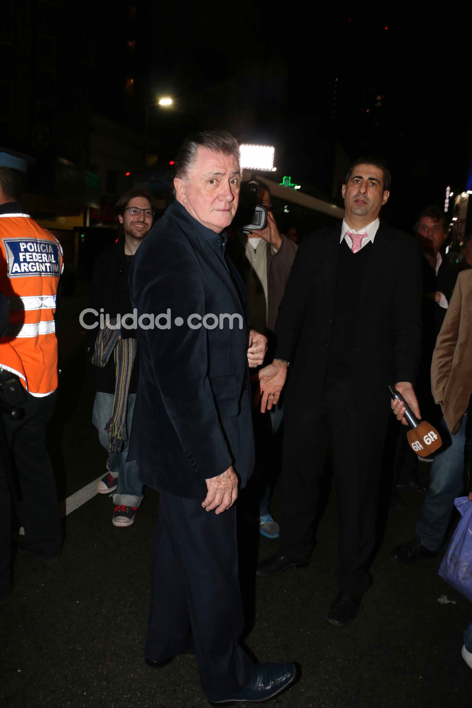 Lucho Avilés también se acercó al Teatro Nacional (Fotos: Movilpress).