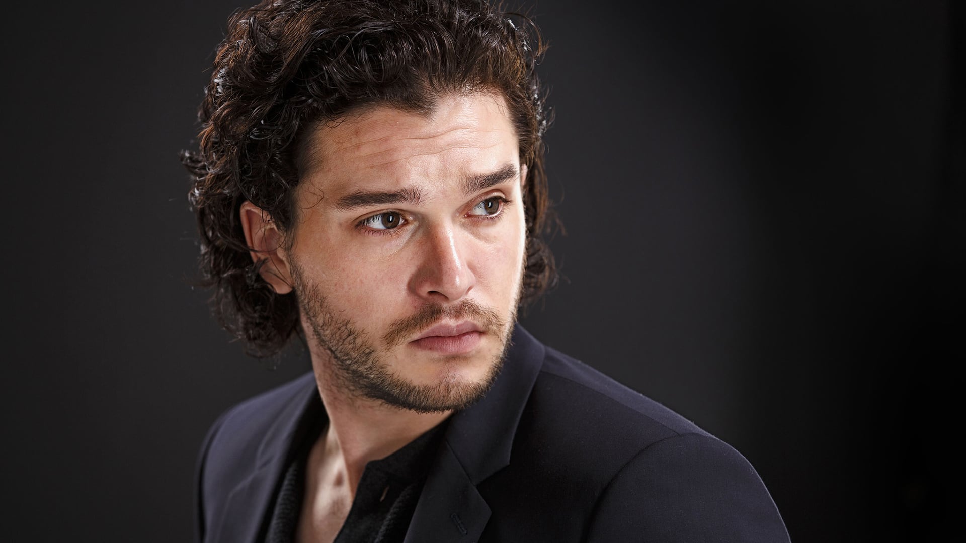 Lucí sexy y a la moda como el actor Kit Harington