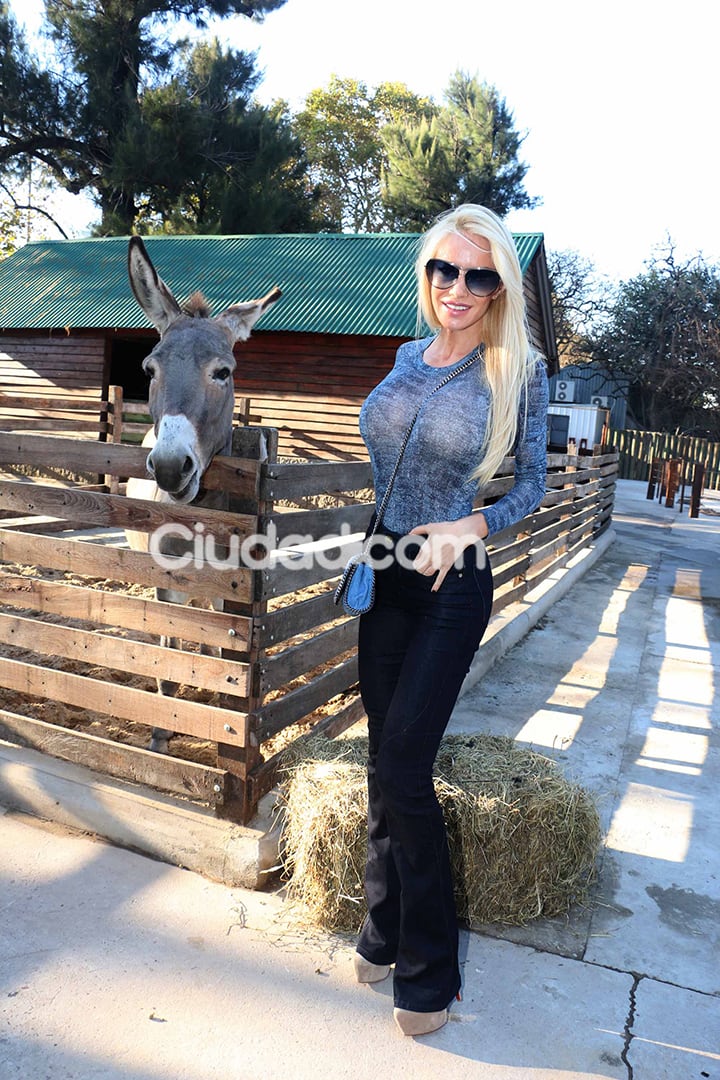 Luciana Salazar en medio del rodaje de Locos sueltos en el zoo. (Foto: Movilpress)