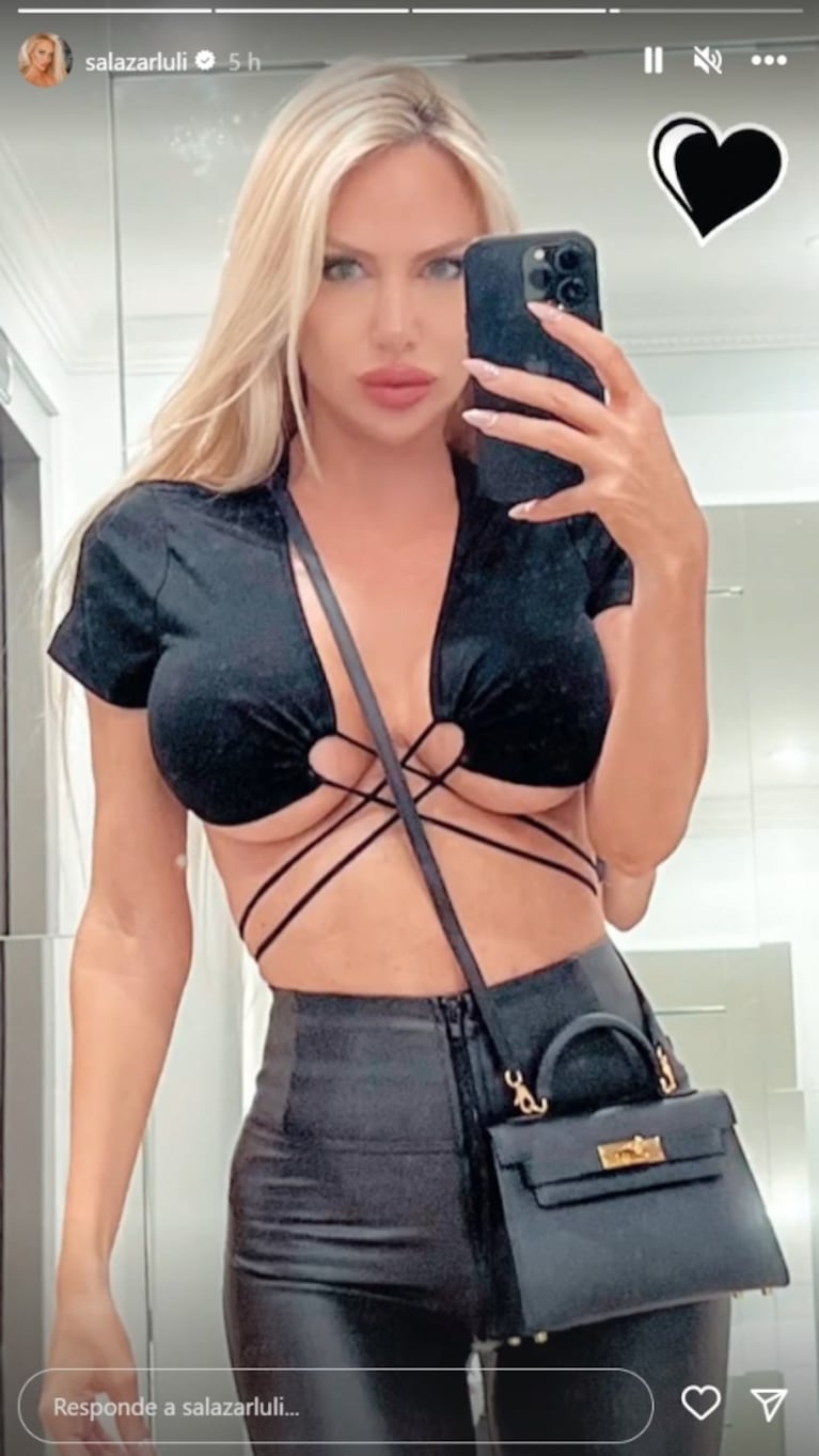 Luciana Salazar estrenó un look total black que arrancó suspiros: crop top con escote underboob y mega tacos