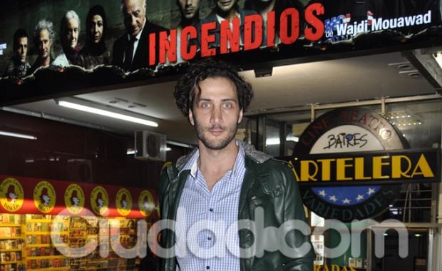 Luciano Cáceres, un galán en el teatro para ver Incendios (Fotos: Jennifer Rubio). 