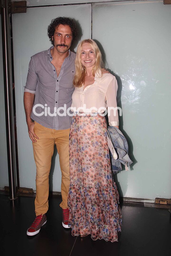 Luciano Cáceres y Gloria Carrá, casuales pero elegantes. (Foto: Movilpress)