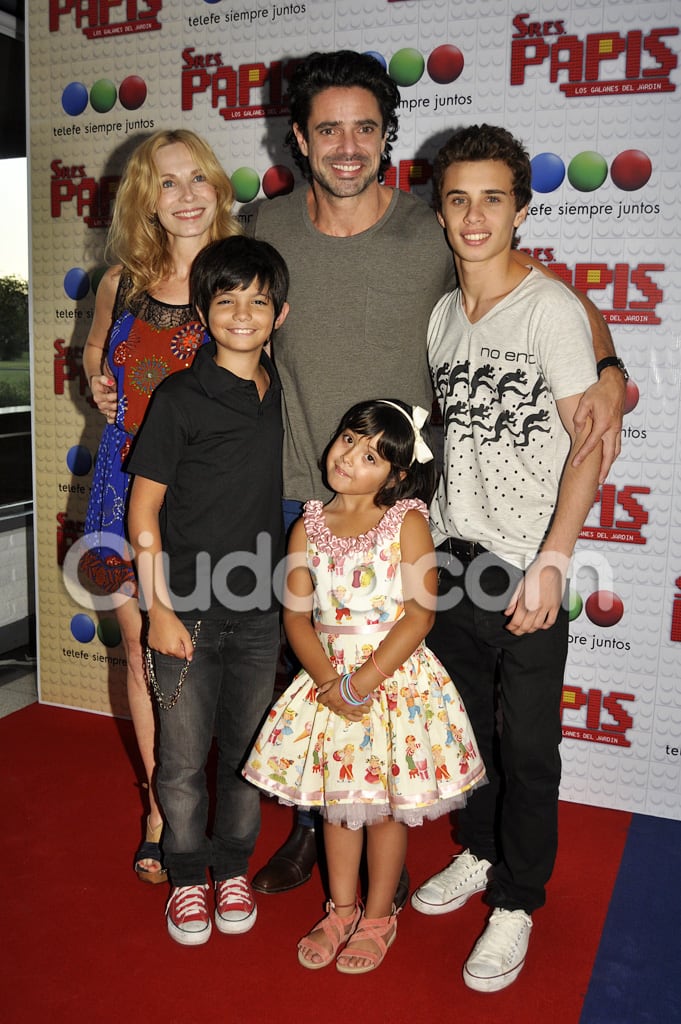 Luciano Castro, Gloria Carrá y su familia de ficción (Foto: Jennifer Rubio).