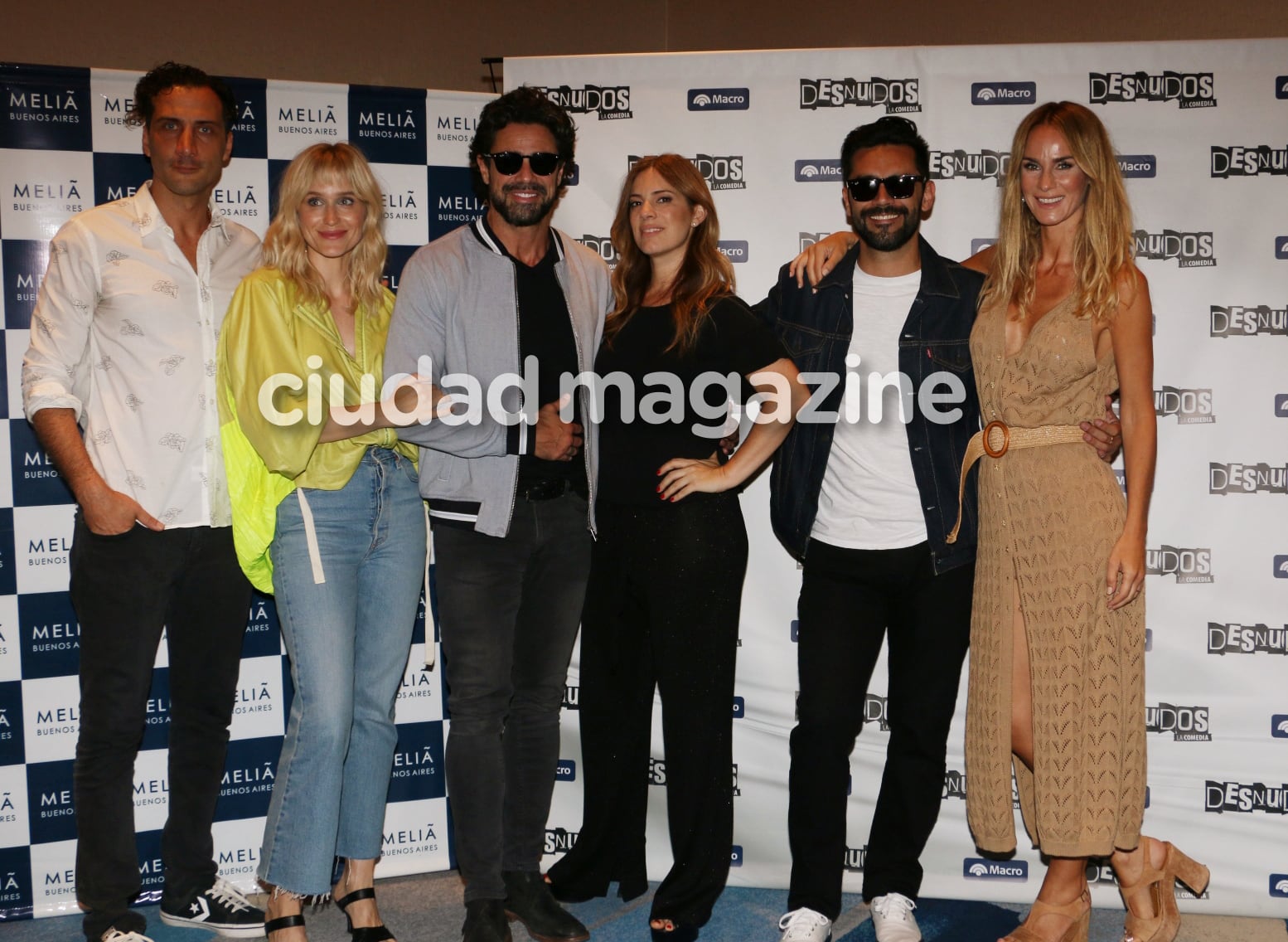 Luciano Castro, Sabrina Rojas, Gonzalo Heredia y Brenda Gandini, enamorados en la presentación de la obra Desnudos. (Foto: Movilpress)