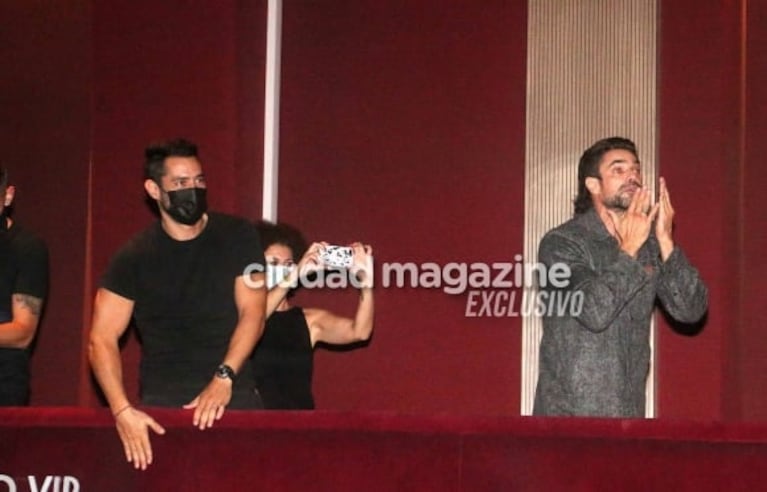 Luciano Castro y Tucu López aplaudieron de pie a Sabrina Rojas en el teatro: las fotos buena onda en el palco