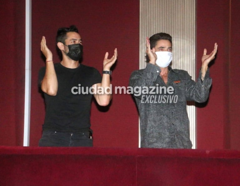 Luciano Castro y Tucu López aplaudieron de pie a Sabrina Rojas en el teatro: las fotos buena onda en el palco