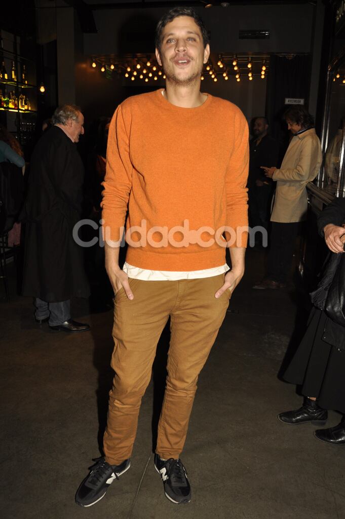 Ludovico Di Santo eligió un sentador suéter naranja. (Foto: Jennifer Rubio-Ciudad.com)