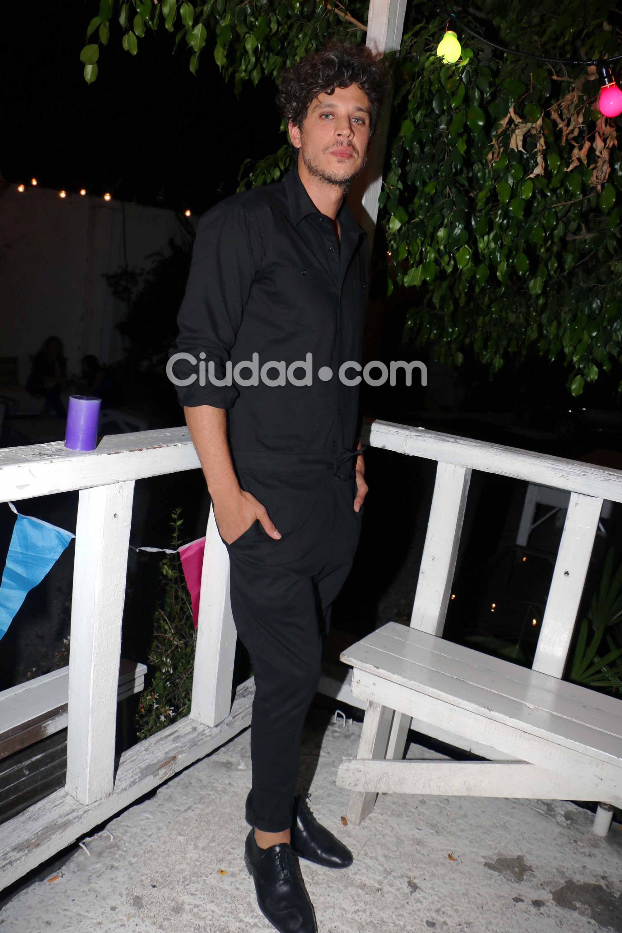 Ludovico Di Santo, look total black y sin medias. (Foto: Movilpress-Ciudad.com)