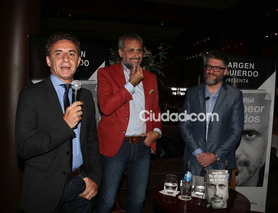 Luis Majul, editor del libro, junto a Rial y Luis Novaresio (Fotos Movilpress)..jpg