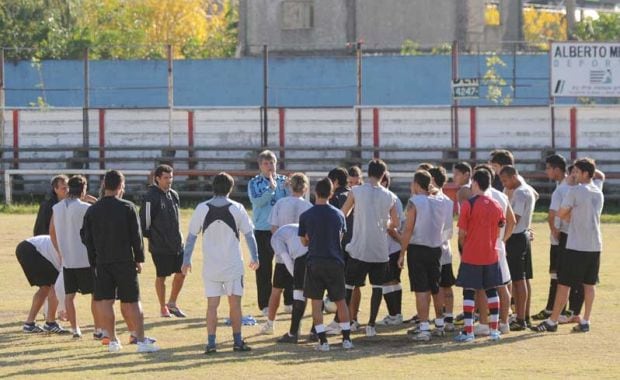 Luis Ventura en la charla técnica con el plantel de El Porvenir. (Foto: gentileza diario Olé)