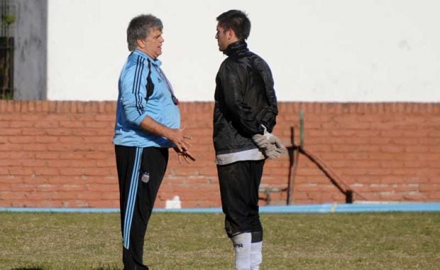 Luis Ventura, flamante DT de El Porvenir, habla con su arquero. (Fotos: gentileza diario Olé)