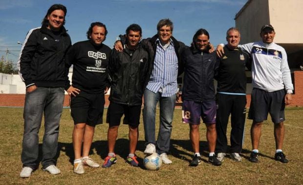 Luis Ventura, junto al resto del cuerpo técnico de El Porvenir. (Foto: gentileza diario Olé)