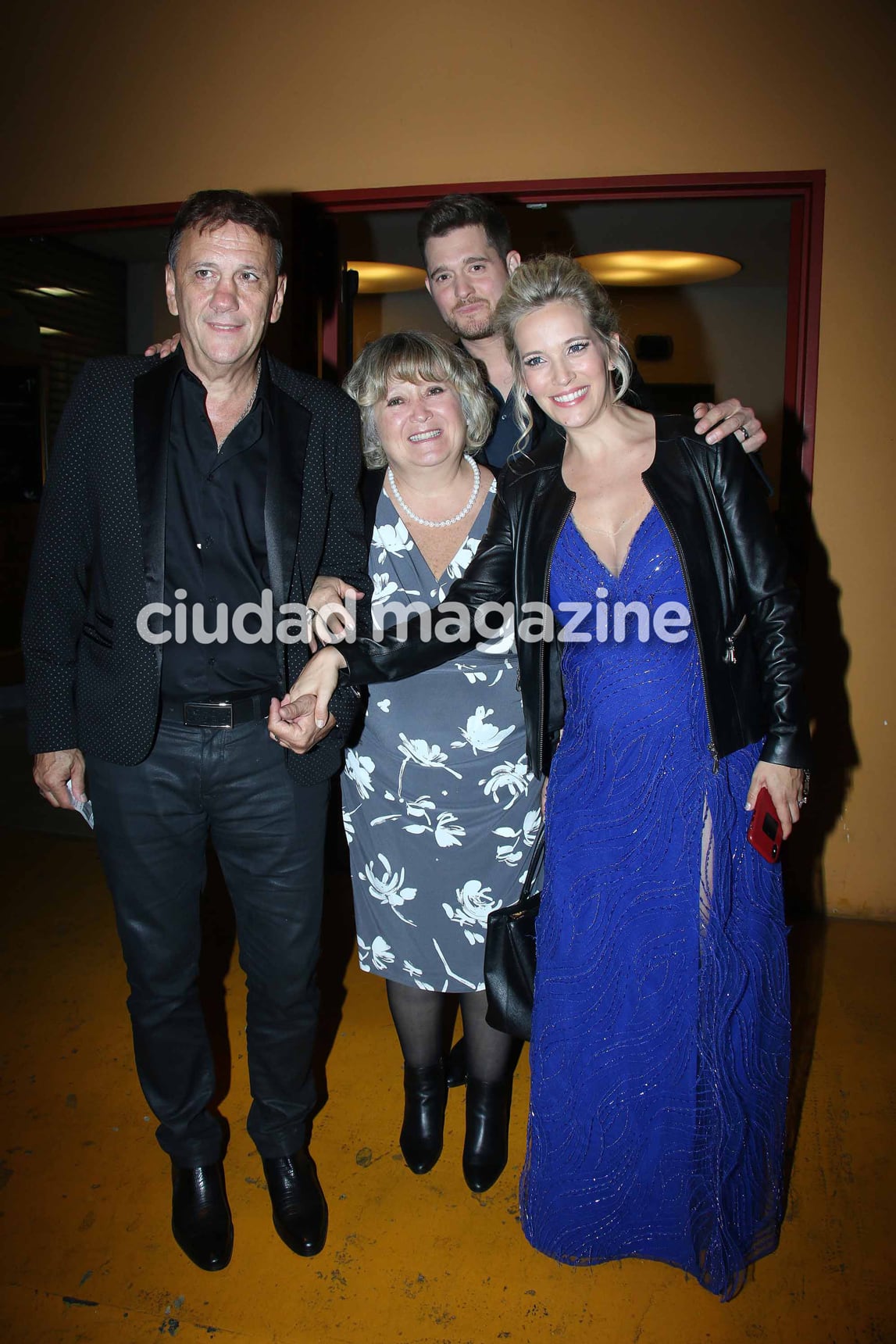 Luisana Lopilato con su familia y Michael Bublé, en la premiere de Perdida. (Foto: Movilpress)