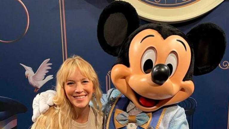 Luisana Lopilato lució un outfit especial para conocer a Mickey Mouse en Disney.