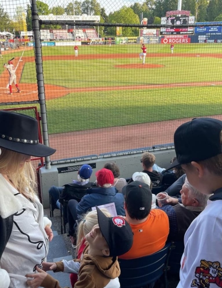 Luisana Lopilato y Michael Bublé disfrutaron en familia de un partido de béisbol