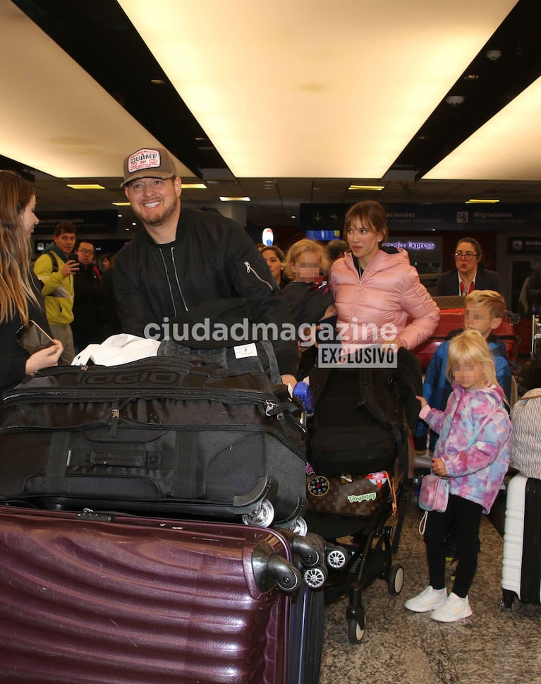Luisana Lopilato y Michael Bublé llegaron a Argentina con sus hijos (Foto: Movilpress).