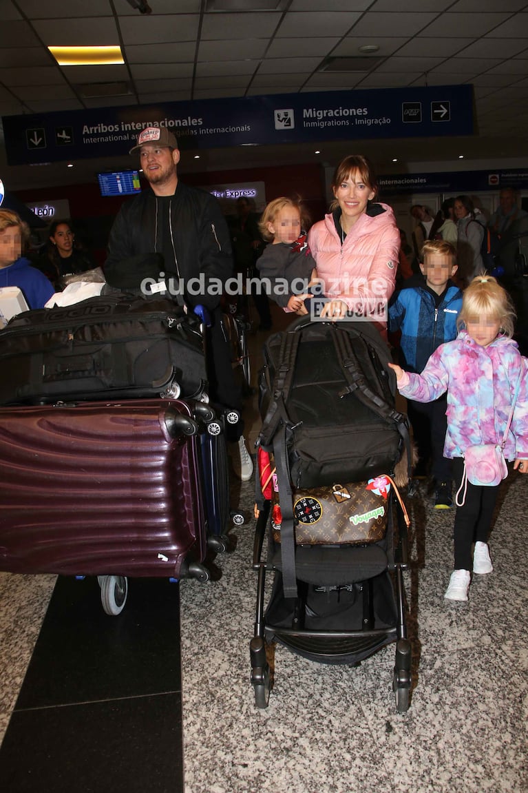 Luisana Lopilato y Michael Bublé llegaron a Argentina con sus hijos (Foto: Movilpress).
