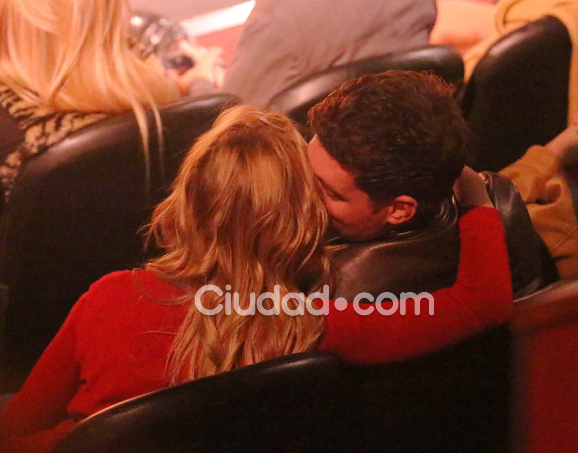 Luisana Lopilato y Michael Bublé, mimosos en la platea. (Foto: Movilpress)