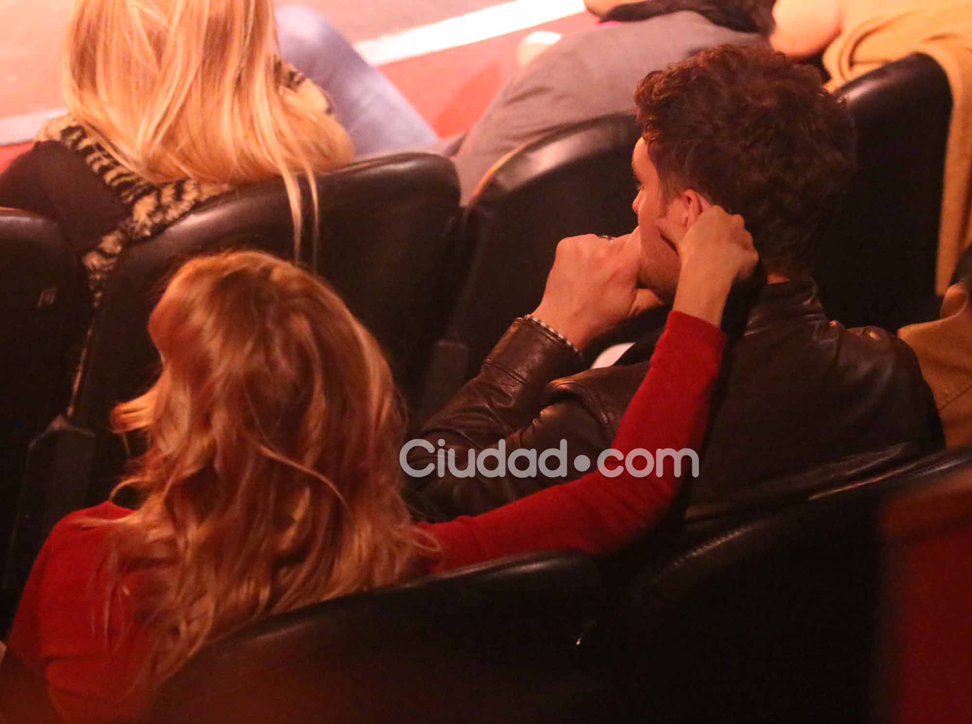 Luisana Lopilato y Michael Bublé, mimosos en la platea. (Foto: Movilpress)