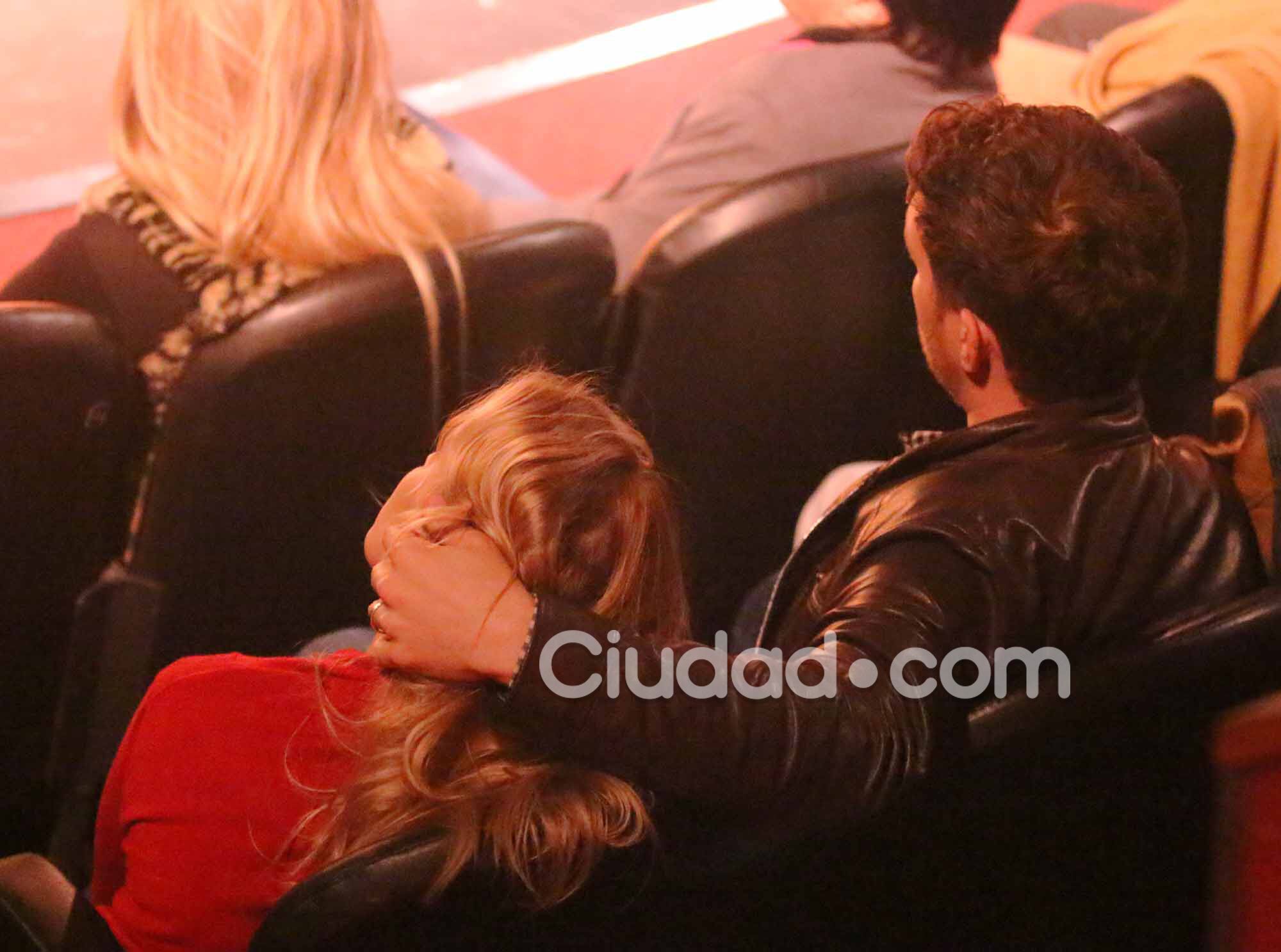 Luisana Lopilato y Michael Bublé, mimosos en la platea. (Foto: Movilpress)