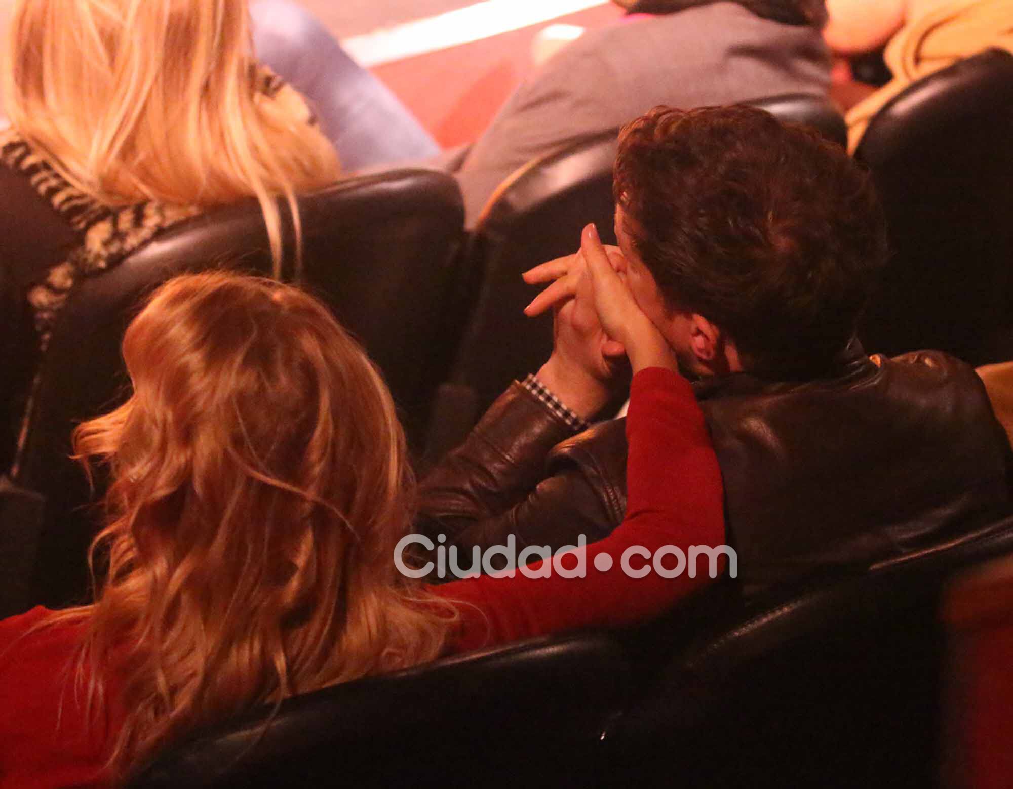 Luisana Lopilato y Michael Bublé, mimosos en la platea. (Foto: Movilpress)