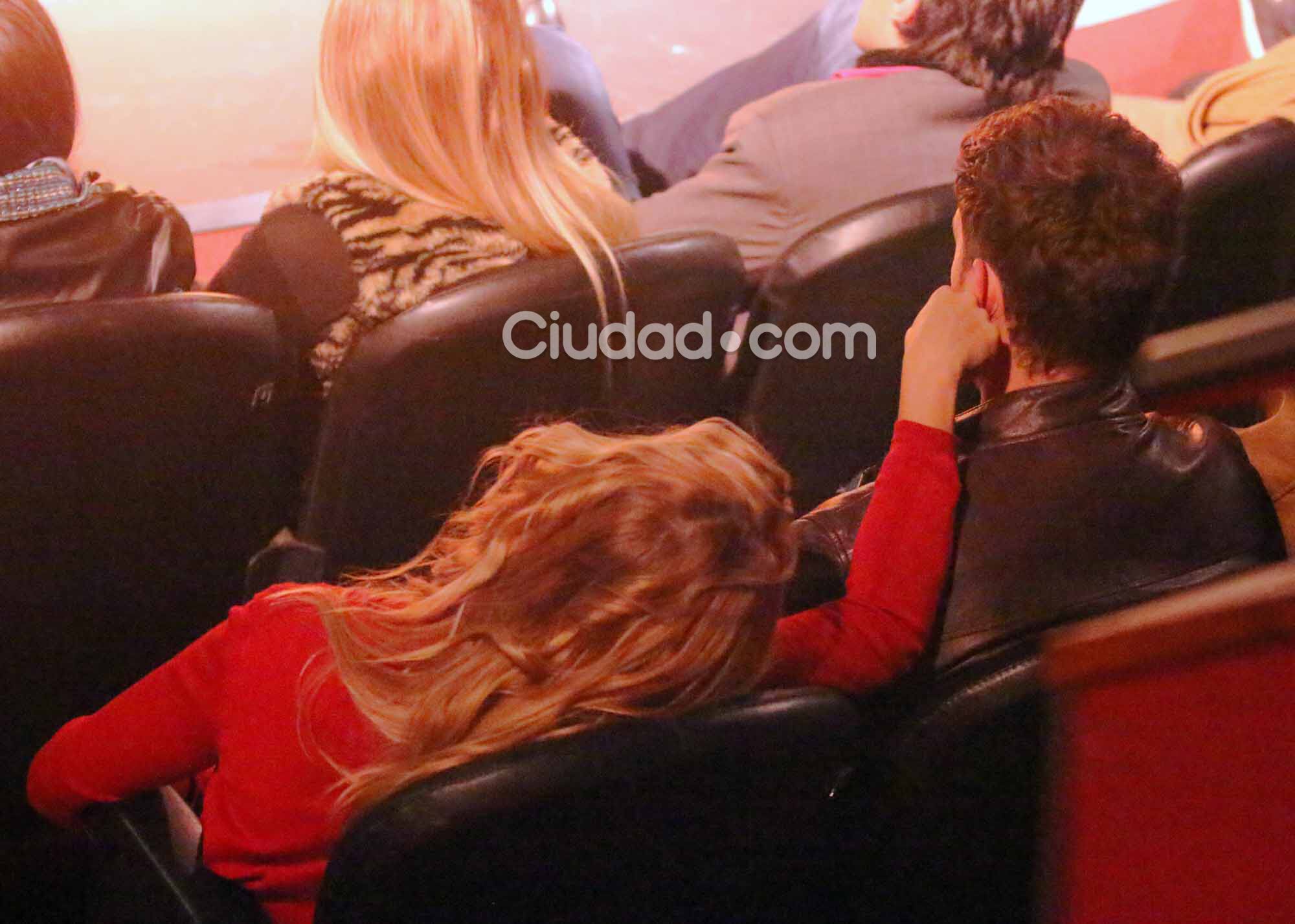 Luisana Lopilato y Michael Bublé, mimosos en la platea. (Foto: Movilpress)