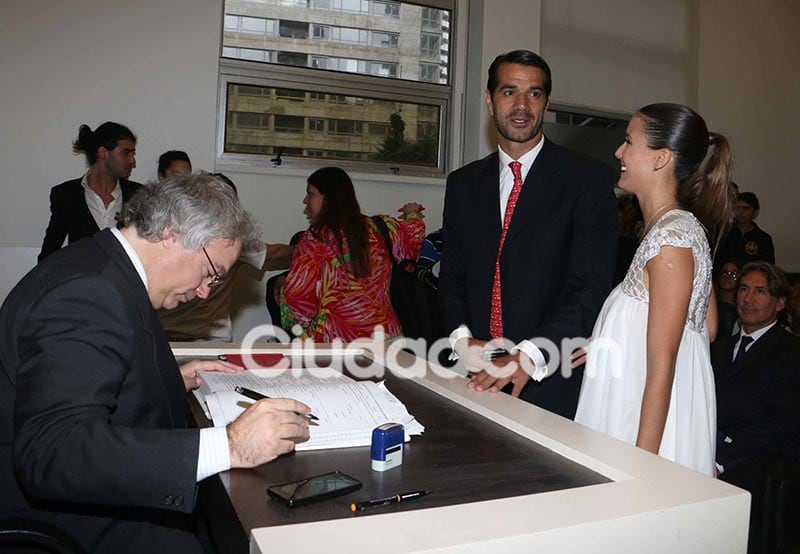 Luli Fernández y Cristian Cúneo Libarona en pleno civil. (Foto: Movilpress)