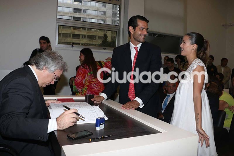 Luli Fernández y Cristian Cúneo Libarona en pleno civil. (Foto: Movilpress)