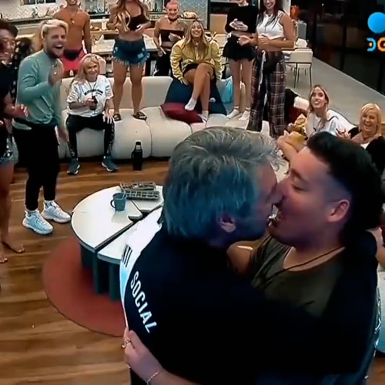 Madrugada súper hot en Gran Hermano: besos apasionados, juego del hielo y striptease