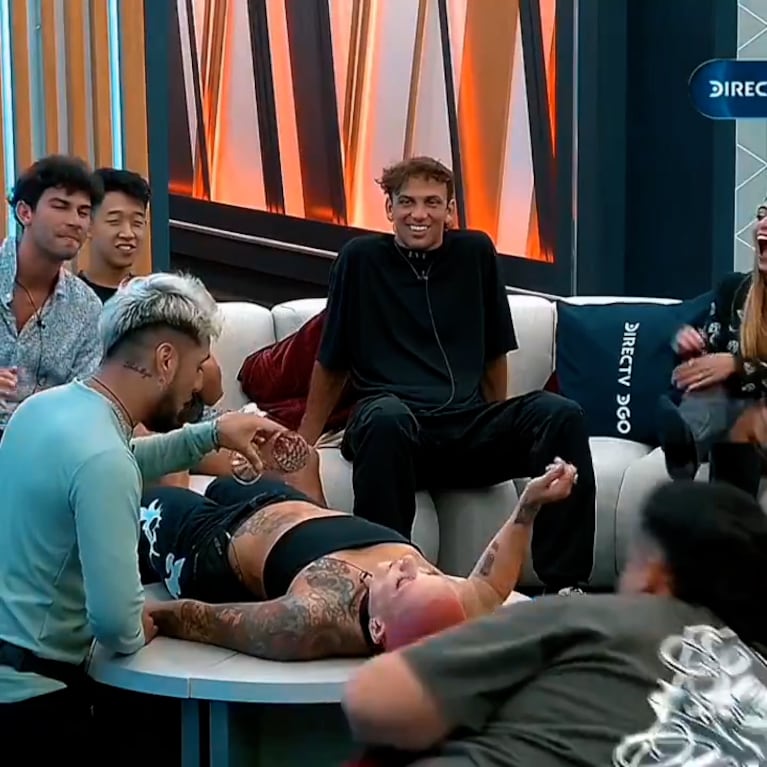 Madrugada súper hot en Gran Hermano: besos apasionados, juego del hielo y striptease