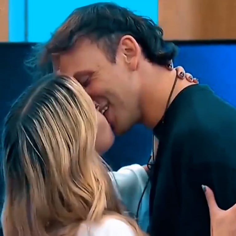 Madrugada súper hot en Gran Hermano: besos apasionados, juego del hielo y striptease