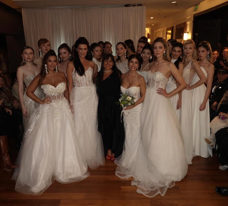 Majo Martino en el cierre del desfile con todas las novias.