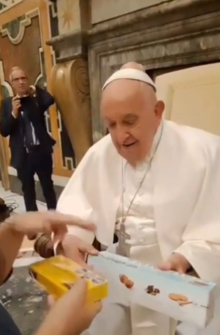 Malena le obsequió al papa Francisco dos cajas de alfajores.