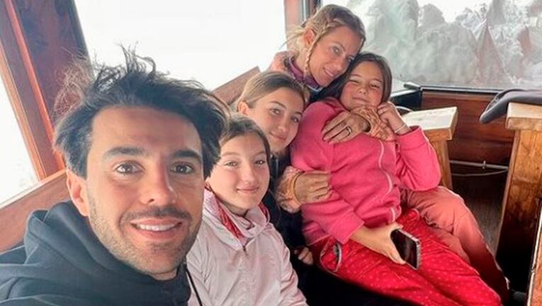 Manu Urcera compartió las fotos más lindas de sus vacaciones con Nicole Neumann y sus hijas.