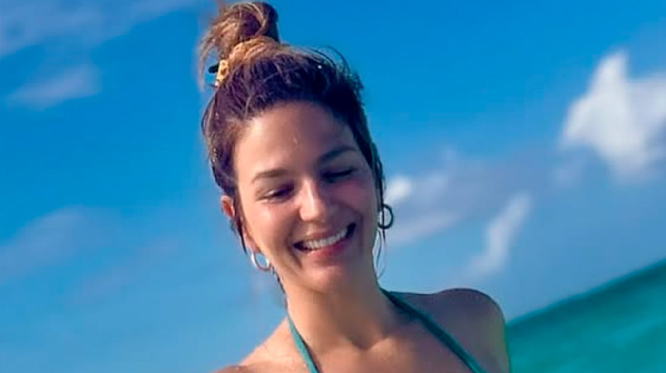 Marcela Kloosterboer impactó con una sensual microbikini desde la playa.