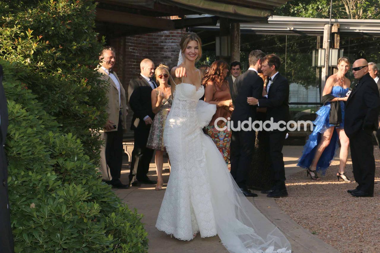 Marcela Kloosterboer muestra su vestido de novia. (Foto: Movilpress)