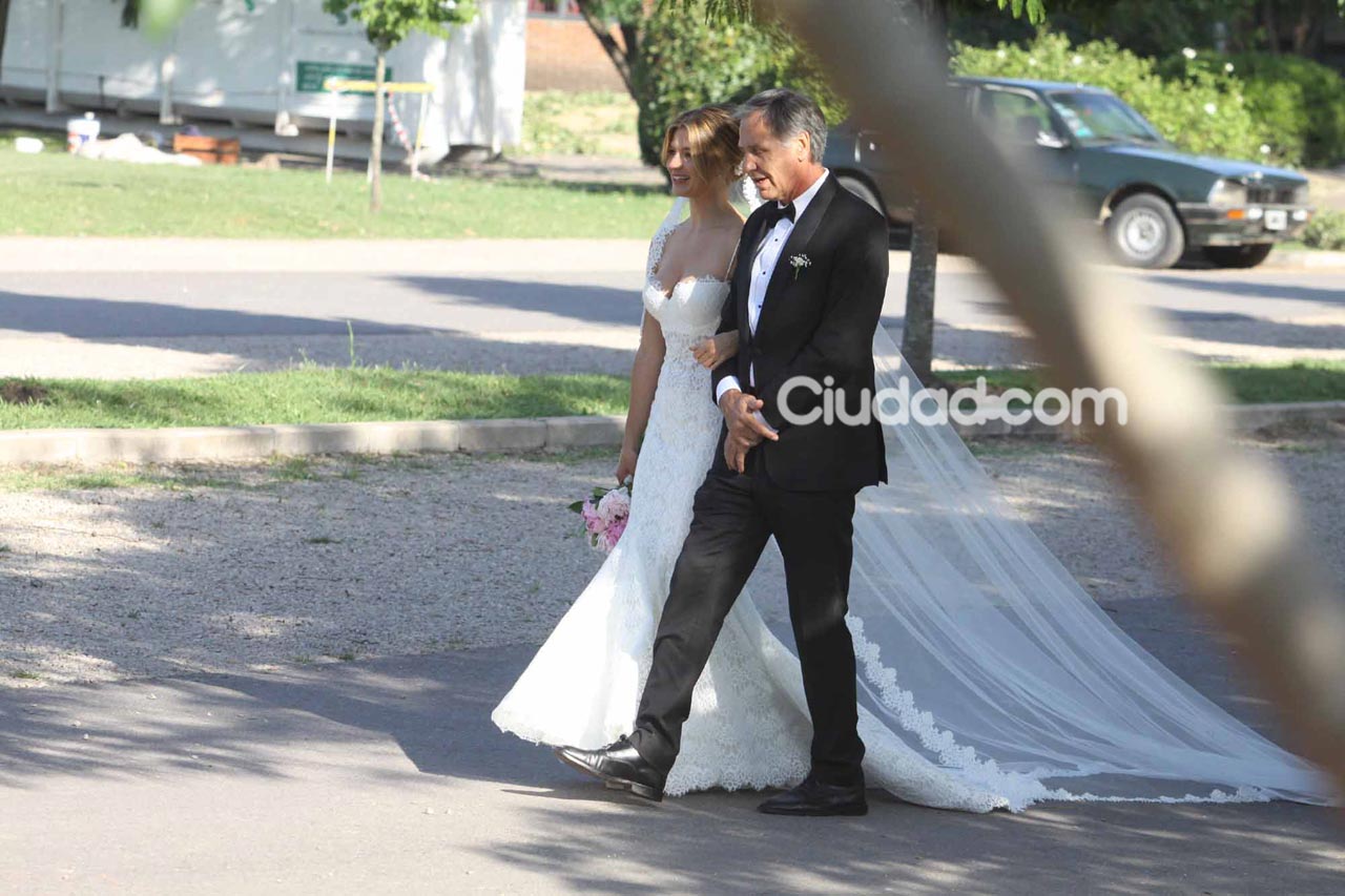 Marcela Kloosterboer, rumbo al altar, acompañada por su padre. (Foto: Movilpress)