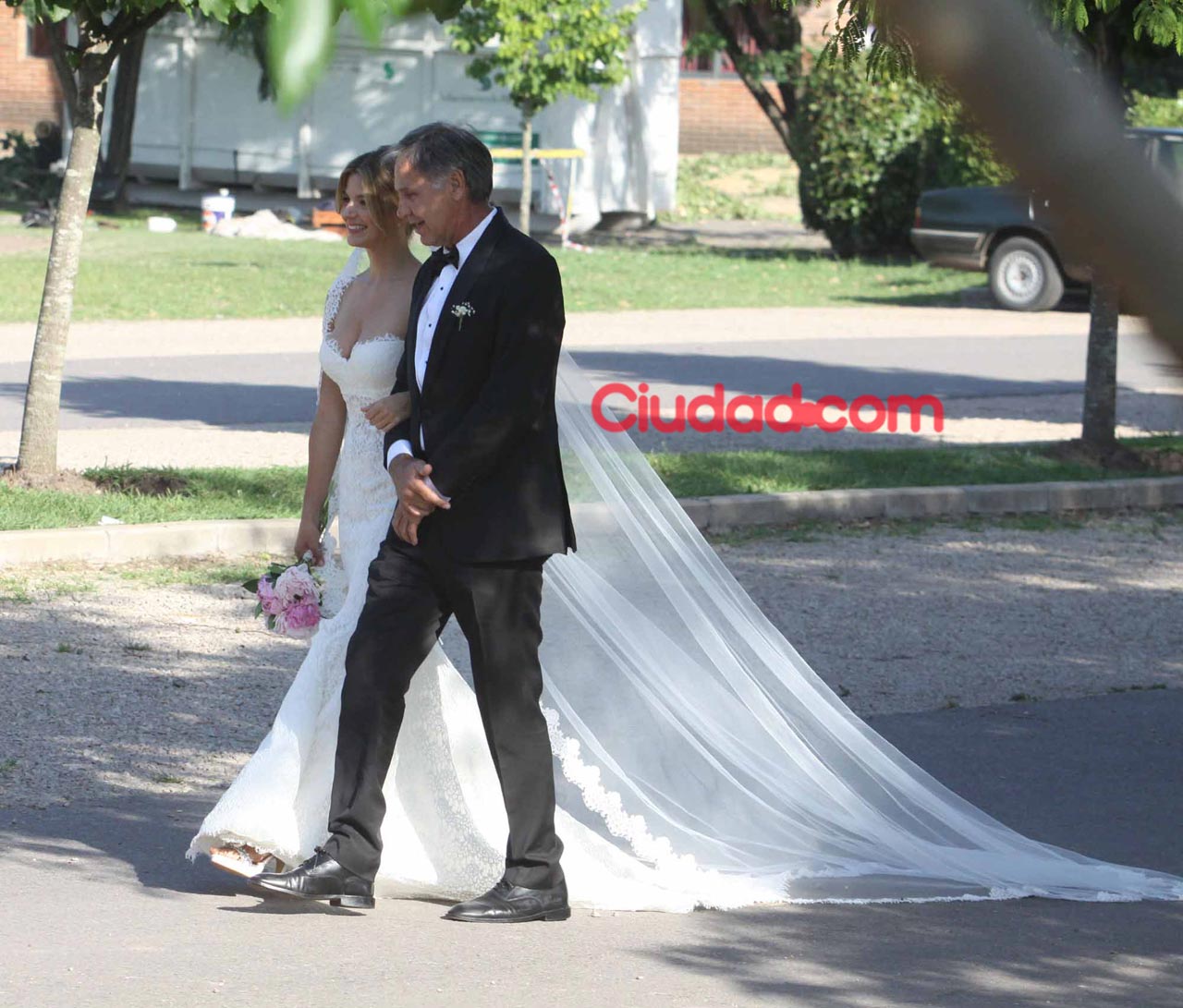 Marcela Kloosterboer, rumbo al altar, acompañada por su padre. (Foto: Movilpress)