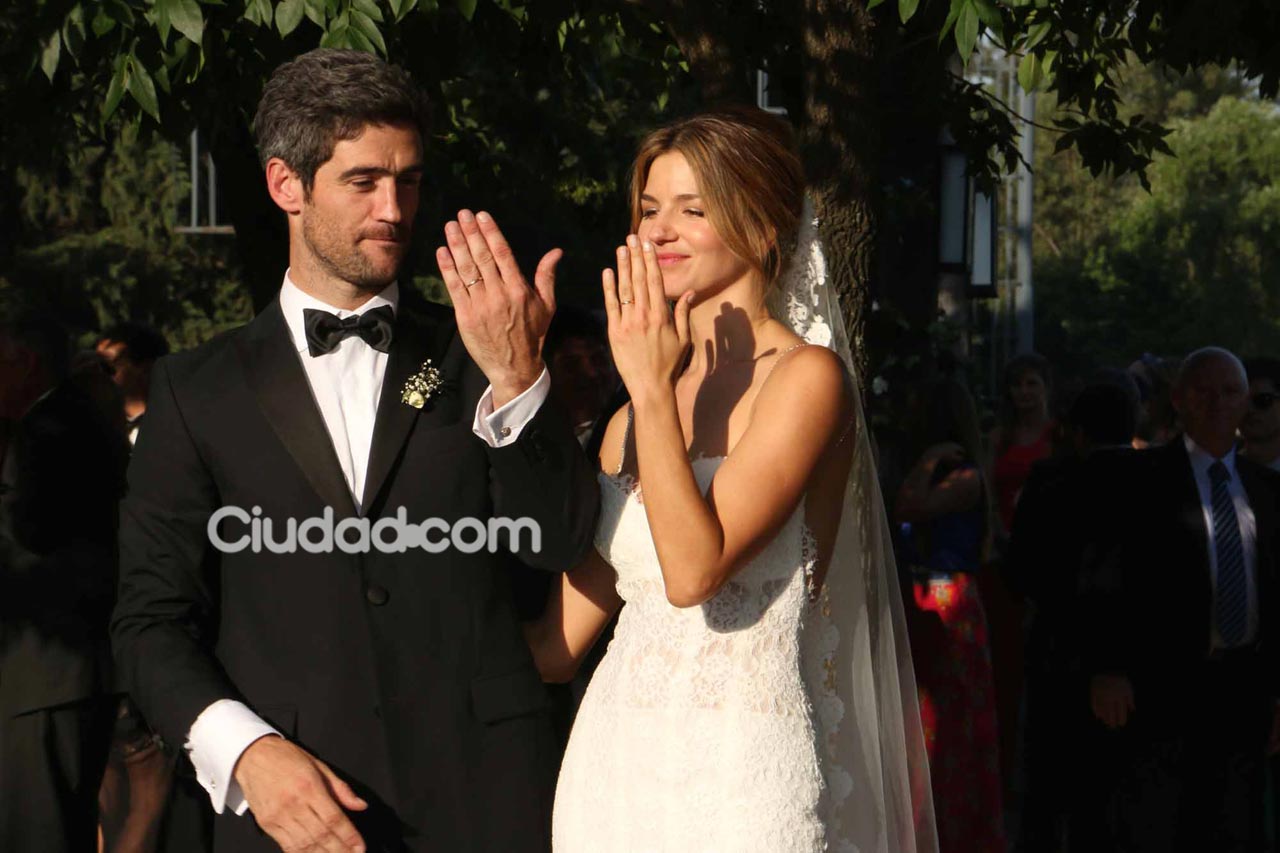 Marcela Kloosterboer y Fernando Sieling muestran sus anillos de boda. (Foto: Movilpress)