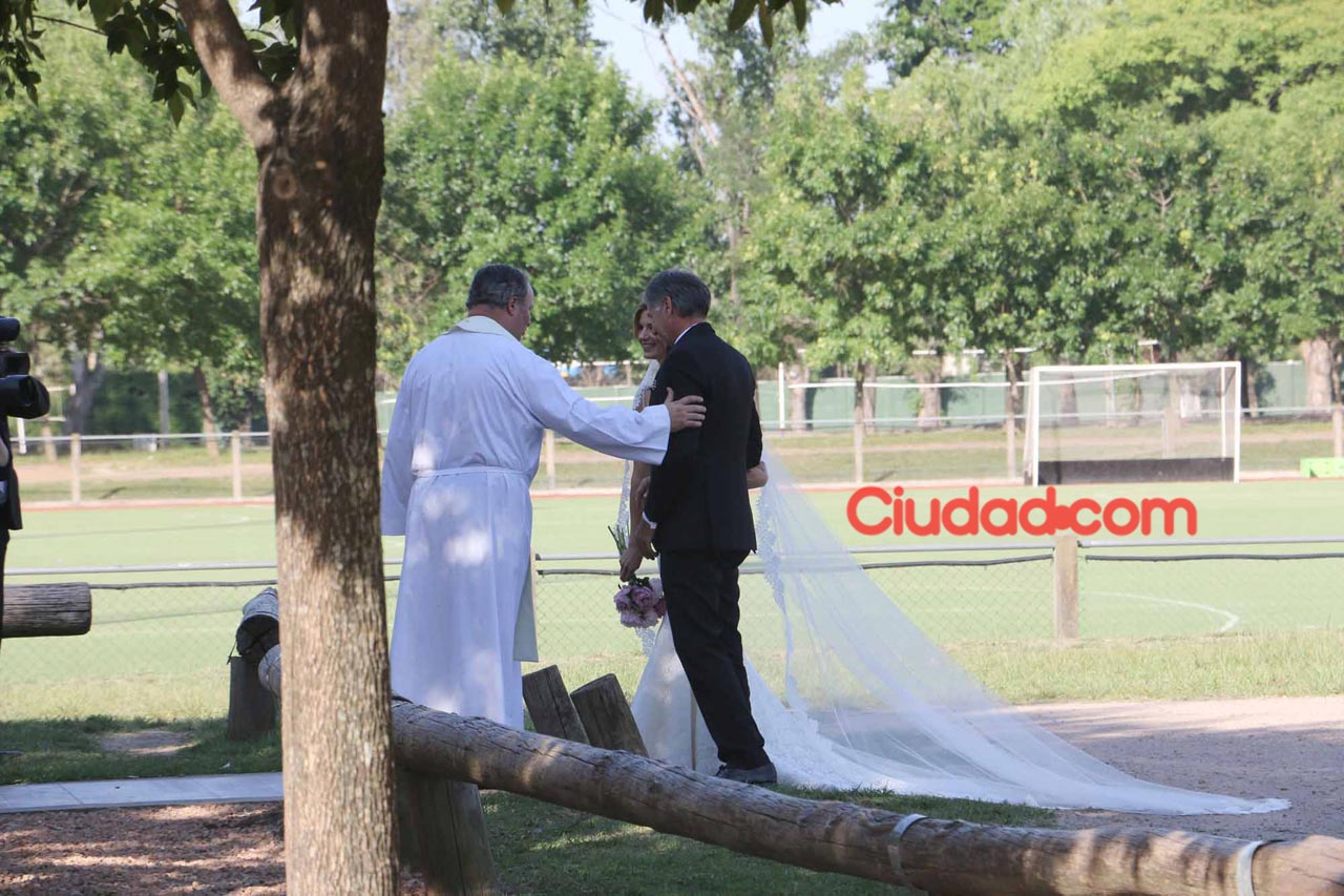 Marcela Kloosterboer y su padre, charlando con el sacerdote antes de la unión religiosa. (Foto: Movilpress)