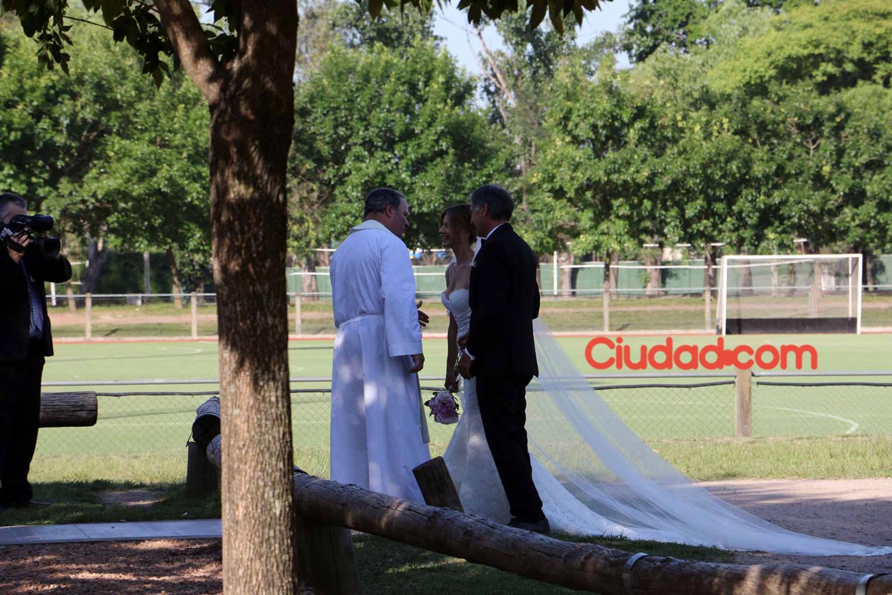 Marcela Kloosterboer y su padre, charlando con el sacerdote antes de la unión religiosa. (Foto: Movilpress)