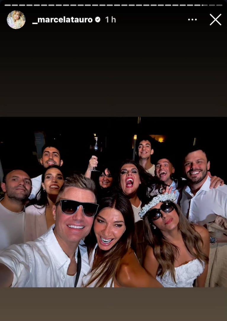 Marcela Tauro en su boda consigo misma y sus compañeros de El Club del Moro