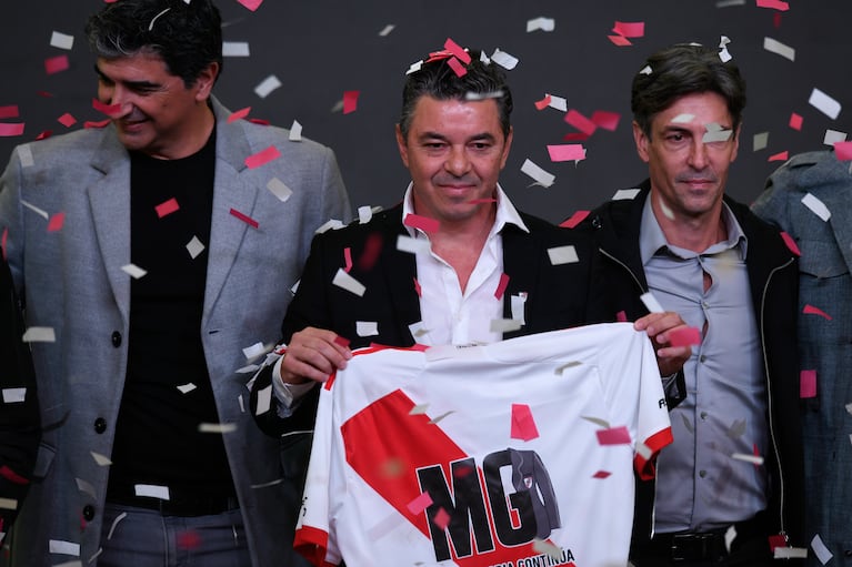 Marcelo Gallardo sostiene su nueva camiseta de River Plate al ser presentado como el nuevo entrenador de fútbol del equipo en Buenos Aires, Argentina, el lunes 5 de agosto de 2024. (AP Foto/Gustavo Garello)