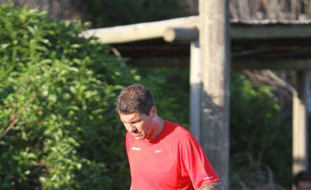 Marcelo Tinelli, "calentando" antes del partido. (Foto: Ciudad.com/Punta del Este)