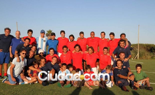 Marcelo Tinelli despide el 2012 jugando al fútbol con amigos. (Foto: Ciudad.com/Punta del Este) 