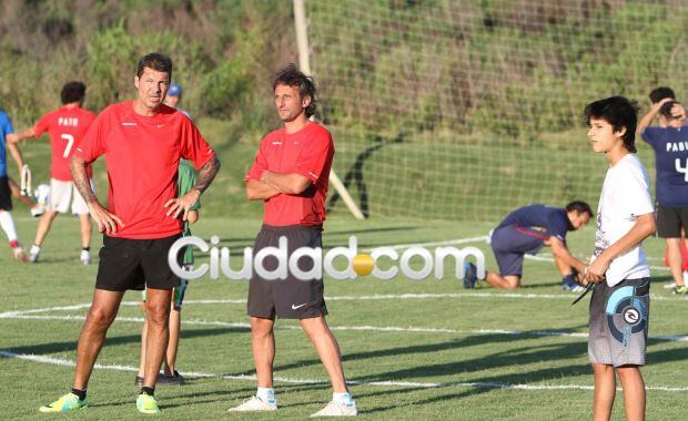 Marcelo Tinelli despide el 2012 jugando al fútbol con amigos. (Foto: Ciudad.com/Punta del Este)