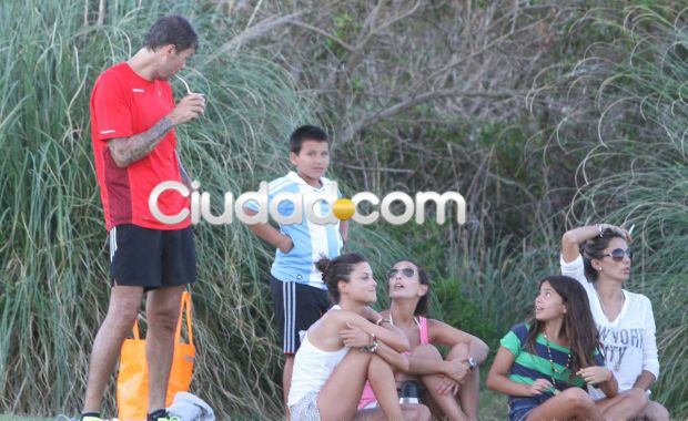 Marcelo Tinelli despide el 2012 jugando al fútbol con amigos. (Foto: Ciudad.com/Punta del Este)