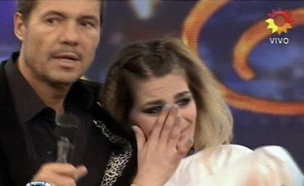 Marcelo Tinelli junto a Jennifer Owczarczyn, la segunda eliminada de Bailando 2012. (Foto: Captura TV)